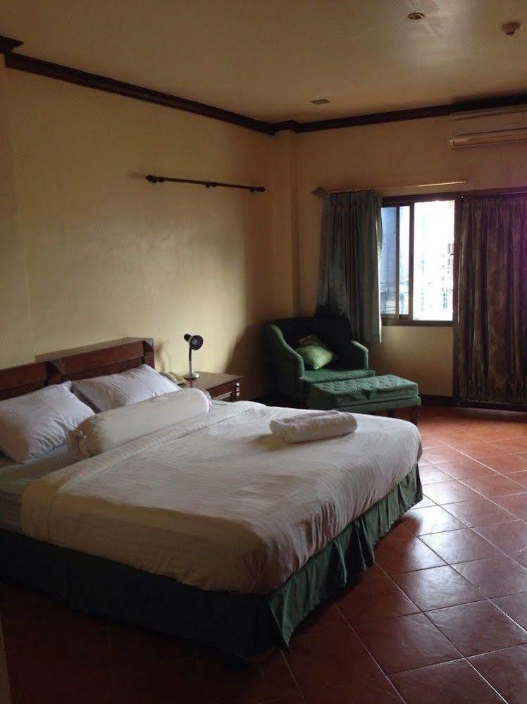 The Irish Clock Hotel Udon Thani Exterior foto
